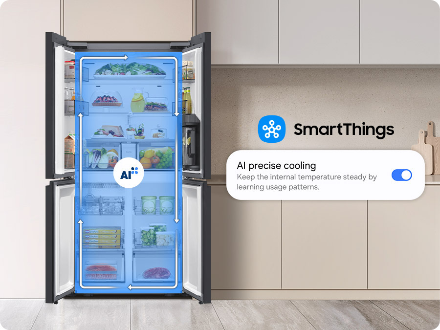 Americká lednice Samsung RM70F63NEREO nerez/ocel Lednice Samsung RM70F63NEREO v kuchyni má dveře otevřené dokořán, šipky uvnitř lednice znázorňují odmrazování, vpravo vedle lednice je logo aplikace SmartThings, pod kterým je nápis AI precise cooling s posuvníkem ukazujícím zapnutí funkce