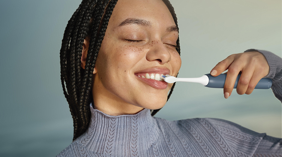 Žena si čistí bílé zuby kartáček sonicare