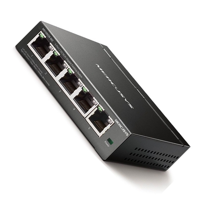 Černý kovový switch Mercusys MS105GS-M2 v šikmém pohledu. Na přední straně má pět portů RJ45 s kontrolkami a indikátor napájení.
