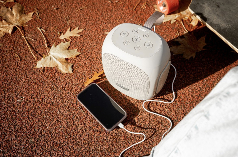 Mobilní telefon připojený k reproduktoru Concept SoundJoy BR5036 pro nabíjení z powerbanky