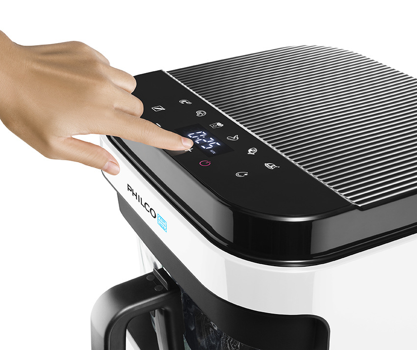 Fritéza horkovzdušná Philco PHAF 2100W černá/bílá Ruka se dotýká ovládacího panelu horkovzdušné fritézy Philco PHAF 2100W
