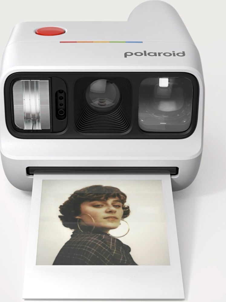 Fotoaparát Polaroid Go Gen 3 s vytisknutým portrétem ženy