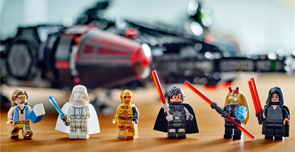 Millennium Falcon získává v Rebuild the Galaxy temný vzhled, netradiční posádku a spoustu zábavných doplňků.
