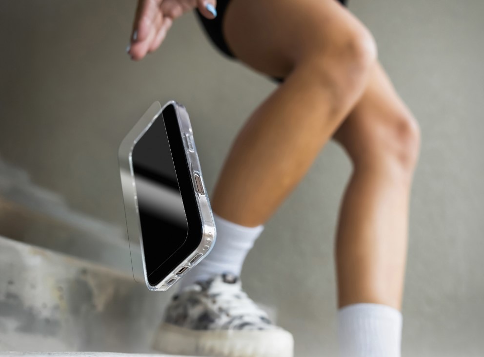 Žena běží po schodech a padá jí z ruky telefon s ochranným tvrzeným sklem FIXED