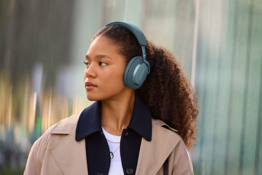 Sluchátka Bowers & Wilkins Px7 S3 tyrkysová Žena jdoucí po ulici s nasazenými sluchátky Bowers & Wilkins Px7 S3