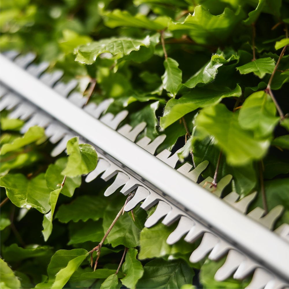 Nůžky na živý plot Gardena EasyCut 45/18V jsou opatřeny chráničem špičky nožů pro práci v blízkosti zdí a plotů