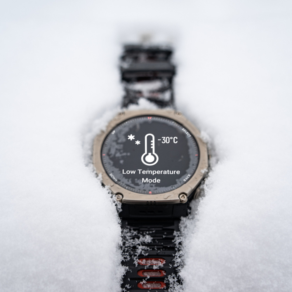 Chytré hodinky Amazfit T-Rex Ultra 2 černé Chytré hodinky Amazfit T-Rex Ultra 2 ve sněhu