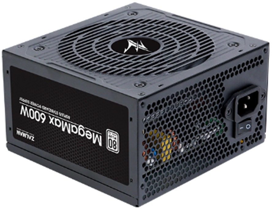 Zdroj Zalman MegaMax ZM600-TXII 600W černý Na fotce je napájecí zdroj Zalman MegaMax 600W vyfocený šikmo zezadu a mírně shora. Nahoře je velký ventilátor krytý pevnou kruhovou mřížkou s logem Zalman uprostřed. Na pravé straně je perforovaná zadní stěna se zásuvkou pro napájecí kabel a kolébkovým vypínačem. Na levé bočnici je černý štítek s nápisem MegaMax 500W a logem 80 PLUS.