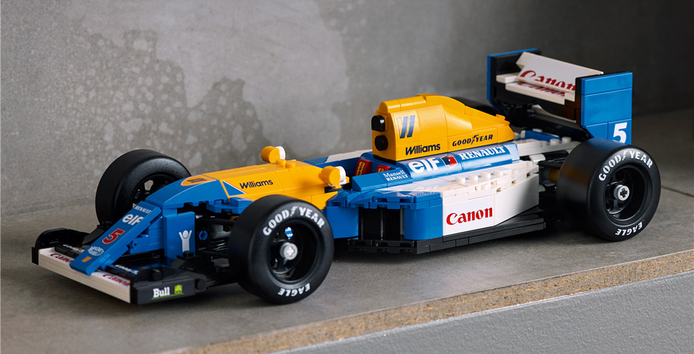Stavebnice LEGO® Icons 10353 Williams Racing FW14B a Nigel Mansell Součástí stavebnice je minifigurka Nigela Mansella, podstavce, helma, pódium i trofej pro vystavení.