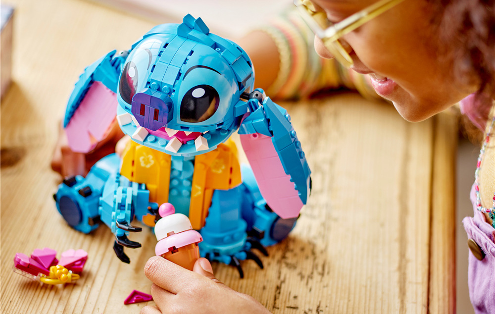 Stavebnice LEGO® │ Disney 43249 Stitch Stavění ze 730 dílků LEGO nabízí školákům od 9 let kreativní projekt s pomocí aplikace LEGO Builder.