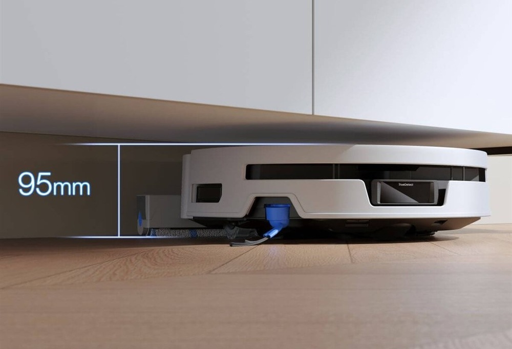 Robotický vysavač Ecovacs DEEBOT T90 MAX OMNI WHITE bílý Robot právě zamířil pod nábytek, s výškou 95 mm dokáže uklízet i tam.