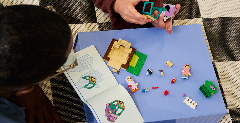 Stavebnice LEGO® Bluey 11216 Bingo, Bluey a babičky Zahrada s pískovištěm, květinami, plotem a autíčkem nabízí dětem mnoho možností pro obměnu příběhů.