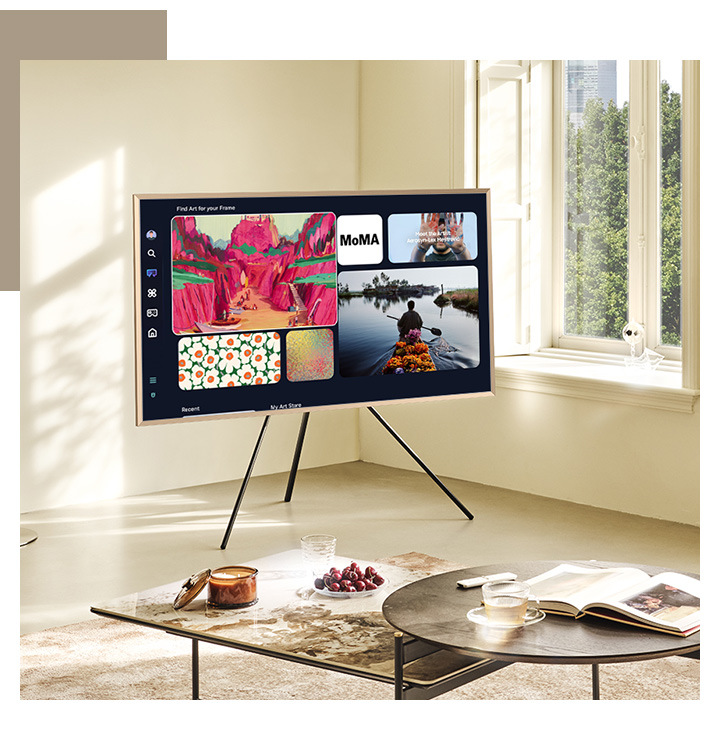 Televize Samsung QE65LS03FW Televize Samsung QE65LS03FW na stojanu v pokoji, na obrazovce je virtuální galerie Art Home