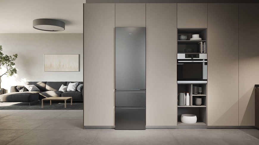 chladnička haier HTR3620CNMG zabudovaná ve stěně