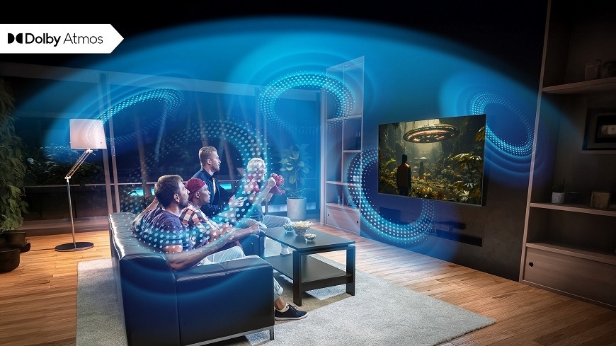 Televize JVC LT-65VDQ9435 Diváci sledující film v obývacím pokoji na televizi JVC, graficky zdůrazněny zvukové technologie Dolby Atmos