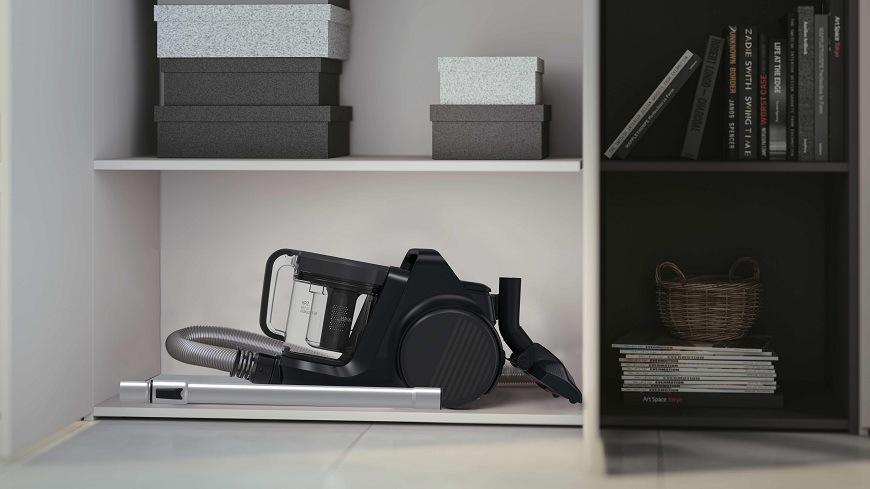Podlahový vysavač Hoover HP210P 011 černý/šedý vysavač Hoover HP210P 011 je uskladněný ve skříni