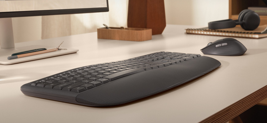 Klávesnice s myší Logitech Signature Comfort Plus MK880, US layout grafitová Ergonomická klávesnice Logitech Signature MK880 Comfort Plus s integrovanou opěrkou zápěstí a bezdrátovou myší na pracovním stole