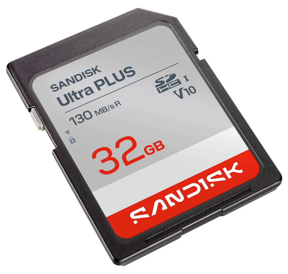 Paměťová karta SanDisk Ultra Plus SDXC zachycená pod úhlem s viditelnými parametry výkonu
