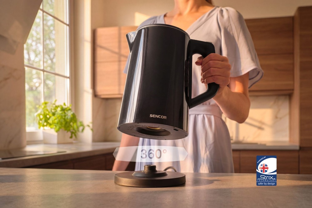 Rychlovarná konvice Sencor SWK 0940BK 1,7 l černá Žena zvedá z podstavce konvici Sencor SWK 0940BK 1,7 l