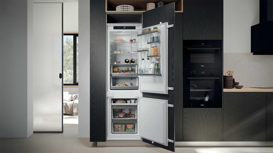 vestavná lednice haier HBQW5719E zabudovaná v kuchyni, dveře jsou otevřené