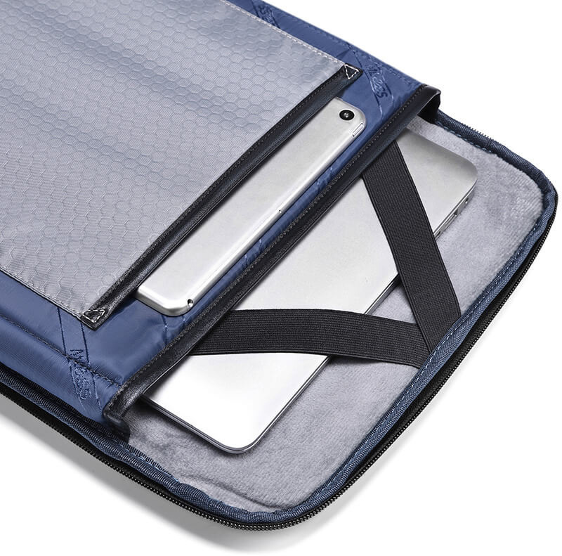 Bezpešně uložený notebook v kapse batohu.