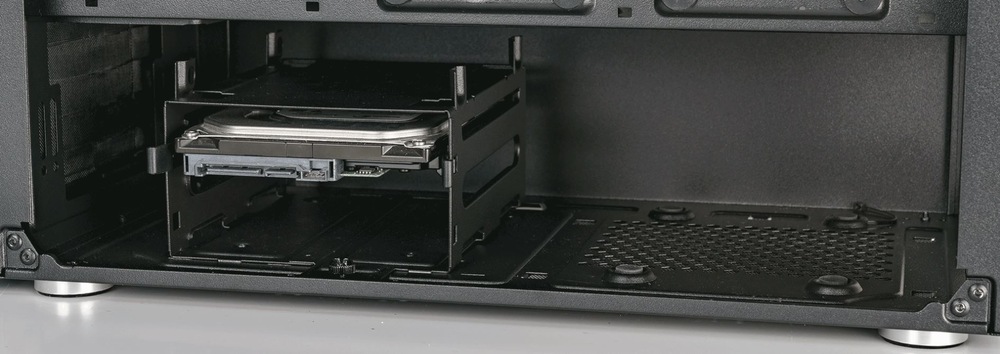 Case Cooler Master Silencio S600 Tempered Glass černá Otevřená skříň počítače odhalující pevný disk namontovaný uvnitř kovového držáku. Pozadí je kovové a povrch je hladký a čistý.