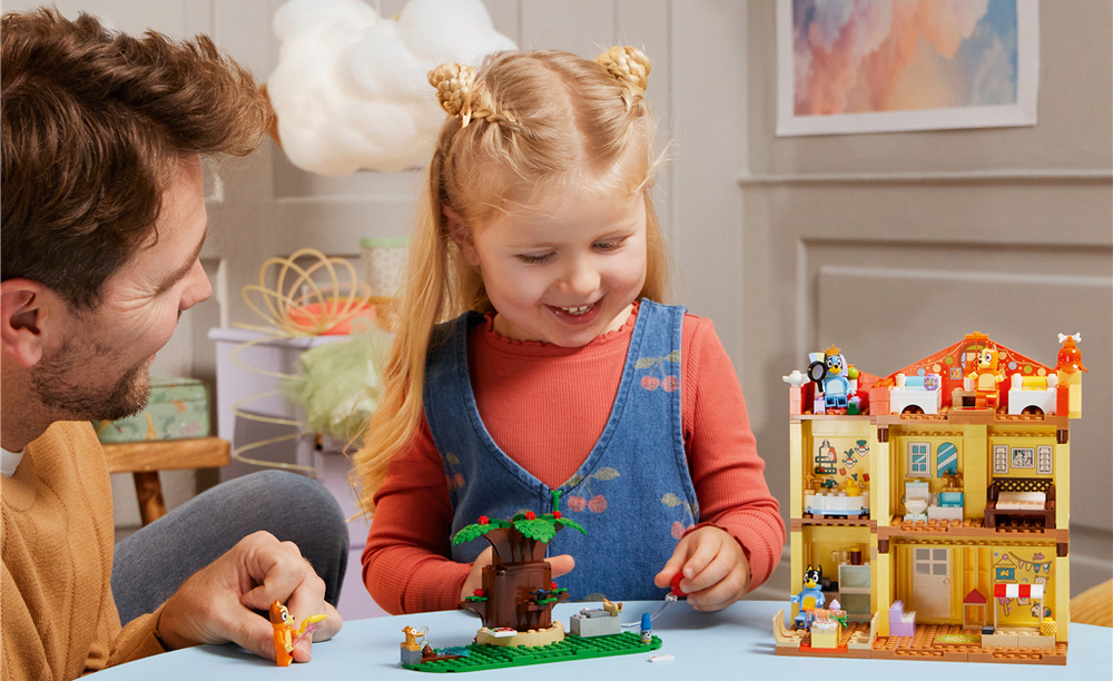 Stavebnice LEGO® Bluey 11203 Bluey a její rodinný dům Velká začátečnická kostka a jednoduchý obrázkový návod usnadní první stavění i dětem bez zkušeností