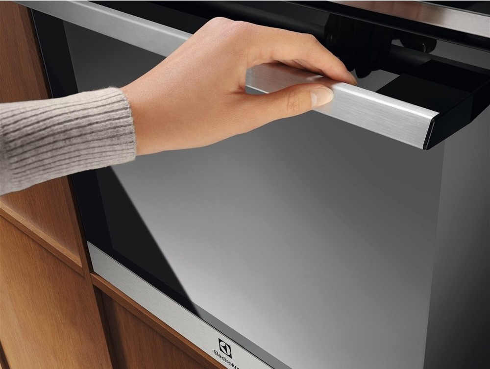 Trouba Electrolux Série 700 LOE8P39X černá/nerez Electrolux LOE8P39X tlumené zavírání dvířek