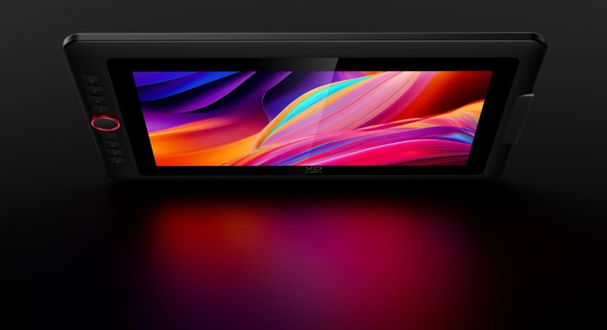 Pohled na tablet XPPen Artist 13.3 Pro v2 z ostrého úhlu ilustruje zachování precizních barev