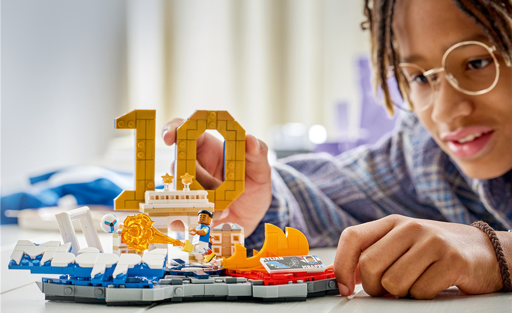 Stavebnice LEGO® Editions 43013 Kylian Mbappé – Hvězdné momenty fotbalu Model LEGO Editions měří přes 13 cm na výšku a 24 cm na šířku a hodí se jako sportovní dekorace