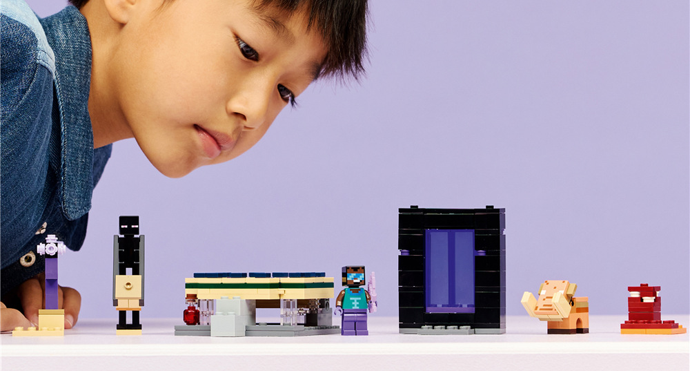 Model ze 192 kostek je vhodný od sedmi let a při stavění pomůže dětem aplikace LEGO Builder s 3D návodem.