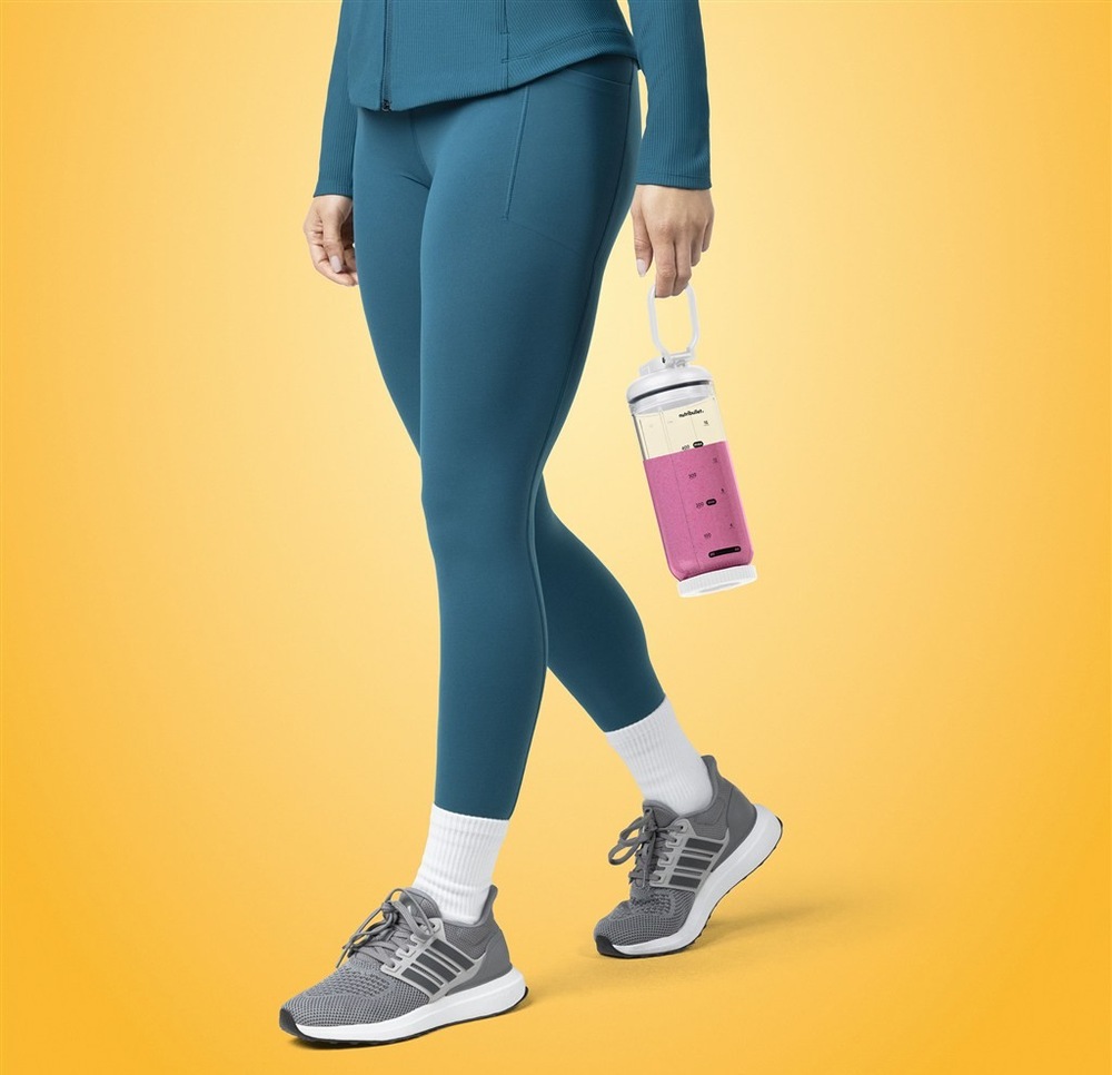 Ukázka možnosti přenášení nádoby na pití obsahující čerstvé smoothie např. na sport