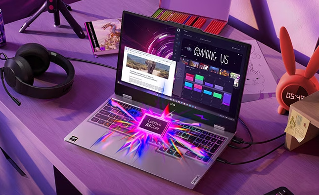 Notebook Lenovo LOQ 15AHP10 zapnutý v herním pokoji