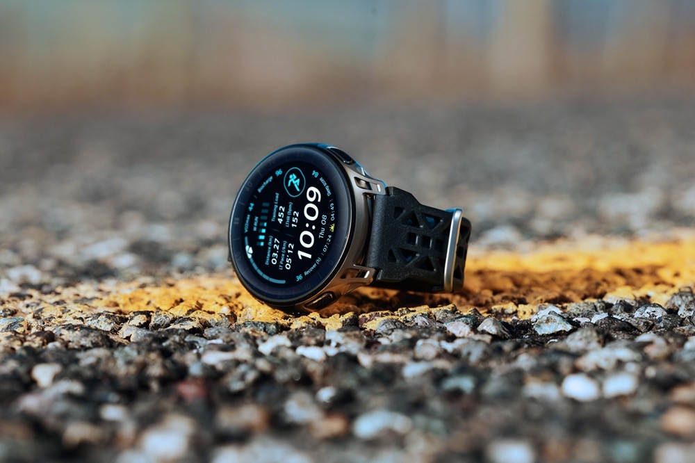 Chytré hodinky Amazfit Cheetah 2 Pro černé Chytré hodinky Amazfit Cheetah 2 Pro na kamenité cestě