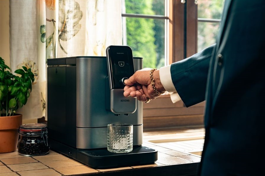 Kávovar nabízí vyváženou kombinaci technologií, designu a chutí pro každodenní přípravu kvalitní kávy.