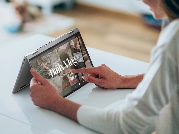 Žena sledující vlog na notebooku Lenovo IdeaPad 5 v pozici stanu