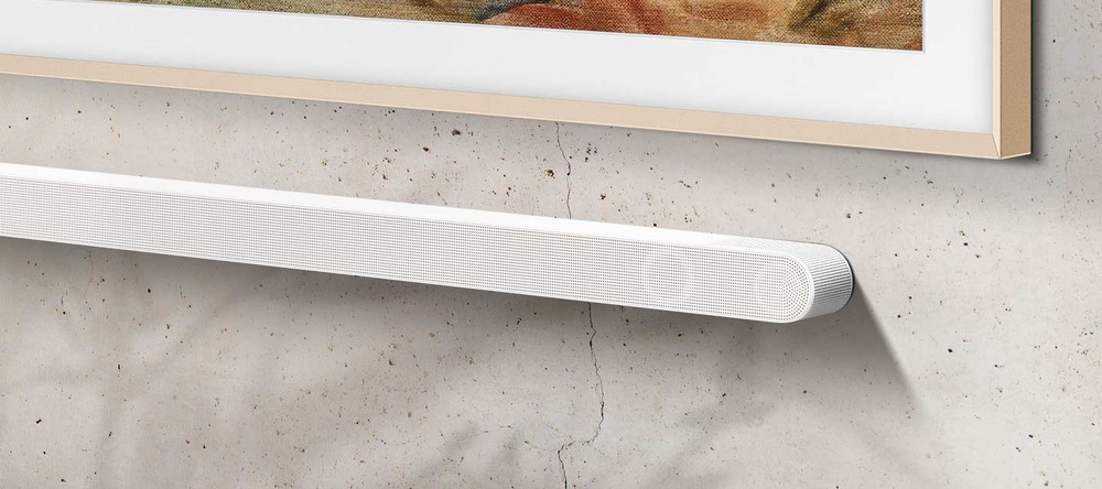 Samsung HW-S801D je připevněn na zdi pod televizí Samsung Frame