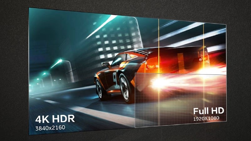 Televize Haier H55S80FUX porovnání 4K a full hd zobrazení, na obrazovce je závodní auto