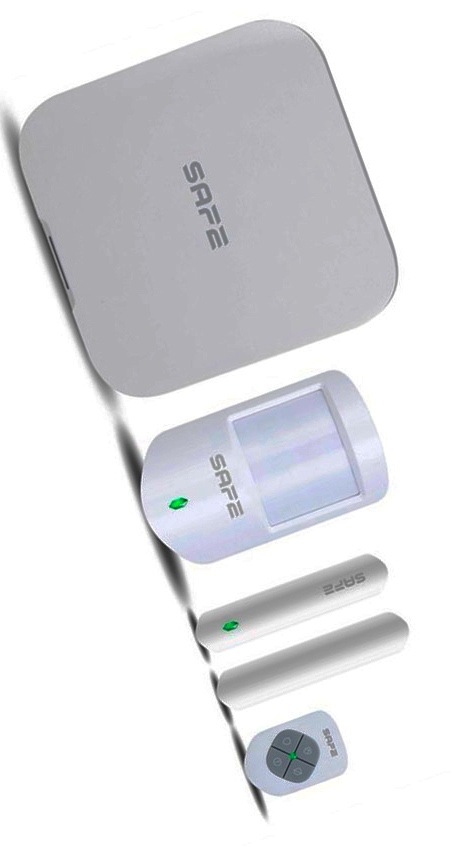 Na obrázku je kompletní sada Safe Starter Kit v bílé barvě. Jednotlivé prvky jsou zobrazené samostatně na světle šedém pozadí a jsou seřazené svisle pod sebou.  Nahoře je čtvercová centrální jednotka SAFE se zaoblenými rohy. Pod ní je pohybový senzor – menší bílé čidlo s průsvitnou přední částí a zelenou kontrolkou. Níže je magnetický senzor na dveře nebo okna, tvořený dvěma úzkými bílými díly, opět se zelenou kontrolkou. Úplně dole je malý dálkový ovladač nebo tlačítko, čtvercového tvaru se zaoblenými rohy a čtyřmi symboly na ploše.