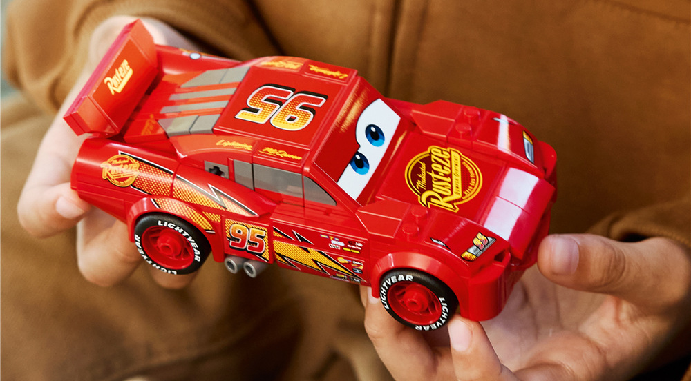 Stavebnice LEGO® Speed Champions 77255 Blesk McQueen 270 dílků LEGO umožní dětem od devíti let sestavit model a při stavění využít aplikaci LEGO Builder.