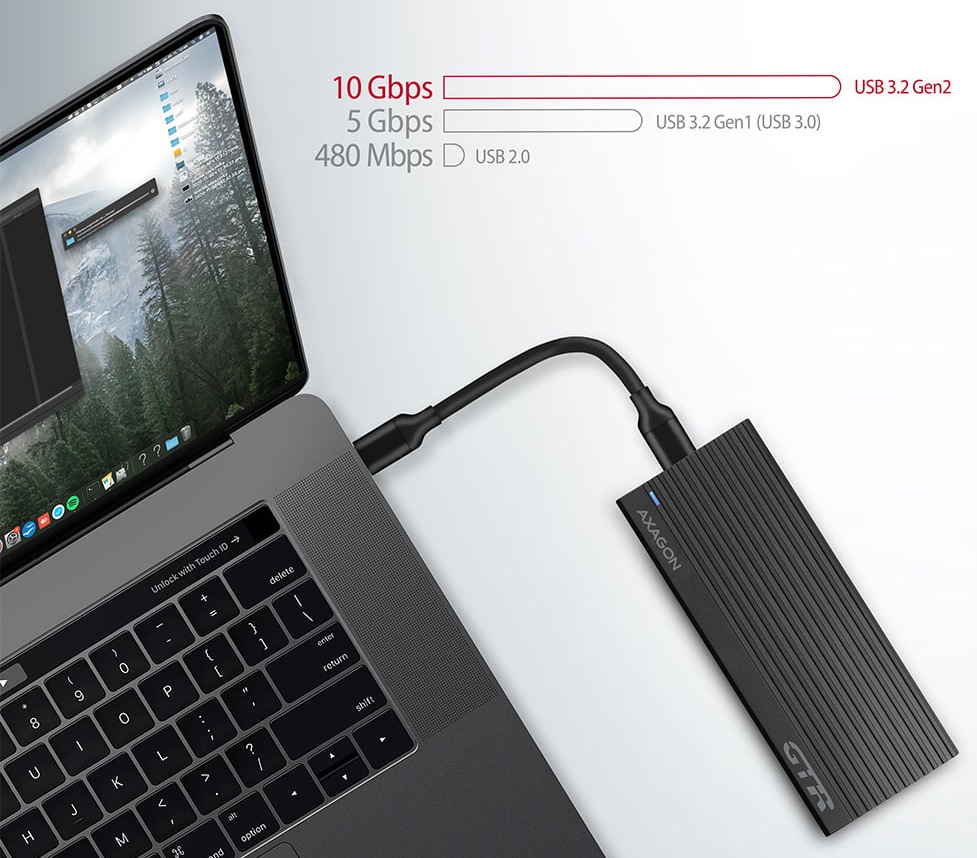 Na obrázku je externí box AXAGON THIN RIB připojený krátkým USB-C kabelem k notebooku. Samotný box je černý, úzký a podlouhlý, s výrazným podélným žebrováním a malou modrou kontrolkou. V horní části obrázku je srovnání rychlostí USB, které zdůrazňuje až 10 Gb/s pro USB 3.2 Gen 2 oproti pomalejším standardům.