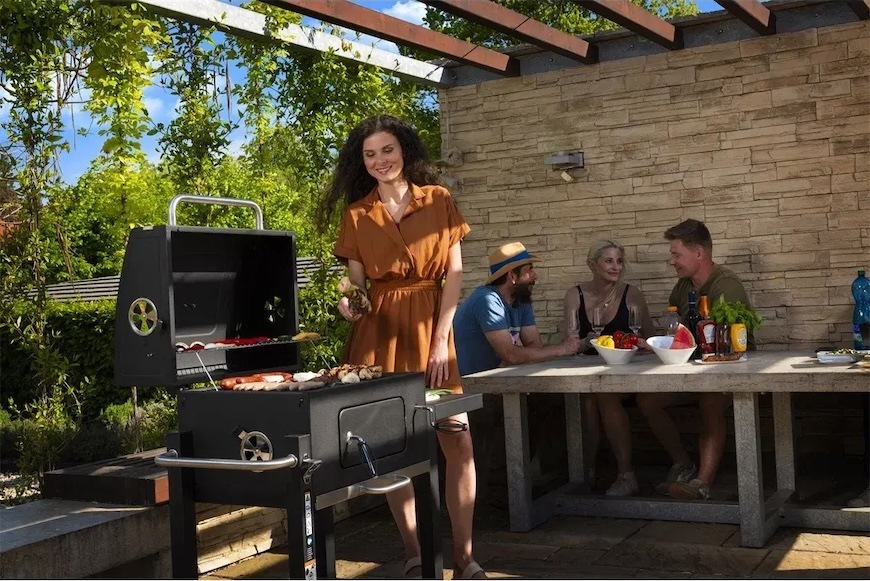 Gril zahradní na dřevěné uhlí Riwall RCG 60 Elegantní černé lakování dělá ze zahradního grilu Riwall vkusného společníka ke grilování. Robustnímu provedení mimořádně svědčí ocelové plechy o síle 0,9 až 1,35 mm.