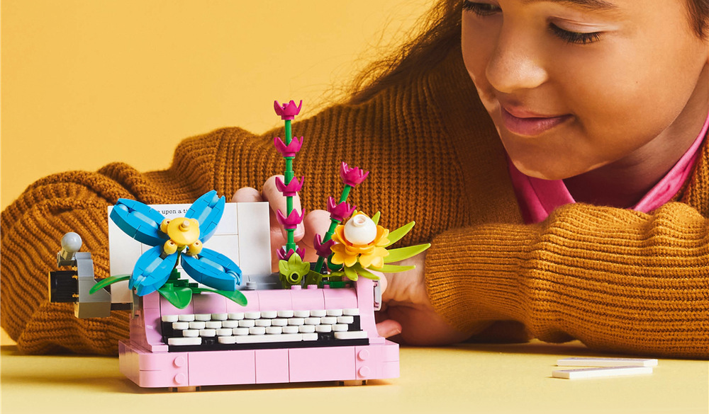 Stavebnice LEGO® Creator 3 v 1 31169 Psací stroj s květinami Třetí varianta představuje květináč s propiskou a zápisníkem, který může ozdobit dětský pracovní prostor.