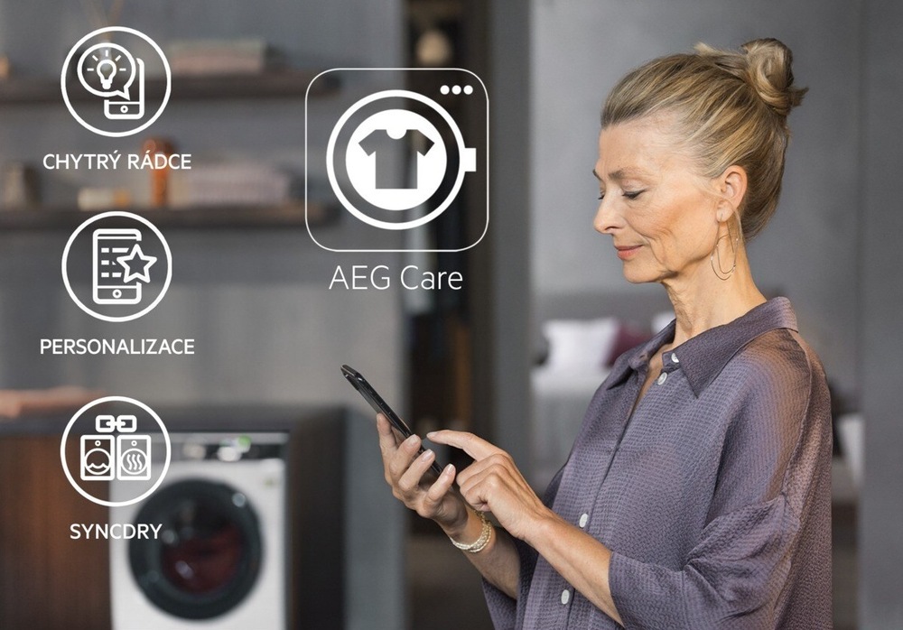Žena ovládá pračku prostřednictvím mobilní aplikace AEG