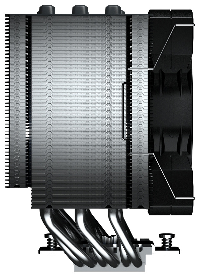 Boční pohled na vzduchový CPU chladič typu „tower“. Dominují hustě skládaná hliníková žebra tvořící vysoký pasiv, na pravé straně je přichycený černý ventilátor pomocí kovových spon. Dole jsou vidět lesklé zahnuté teplovodivé trubice (heatpipe), které ústí do základny dosedající na procesor, a také montážní mechanismus se šrouby pro upevnění na socket.