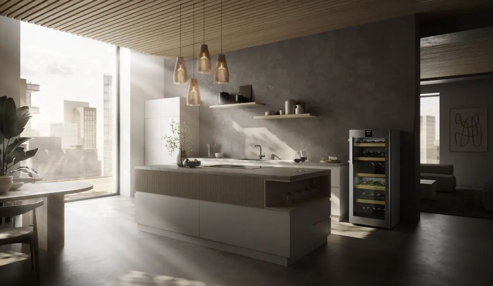 Vinotéka Liebherr Vinidor WPsd 4652 nerez vinotéka Liebherr WPsd 4652 umístěná v prosluněné kuchyni šedého moderního bytu ve výškové budově. Vedle vinotéky je kuchynska linka se dřezem a z druhe strany vchod do další místnosti, naproti vinotéky je kuchynsky ostruvek