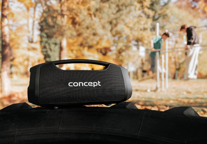 Přenosný reproduktor Concept SoundJoy BR5060 položený venku během setkání přátel