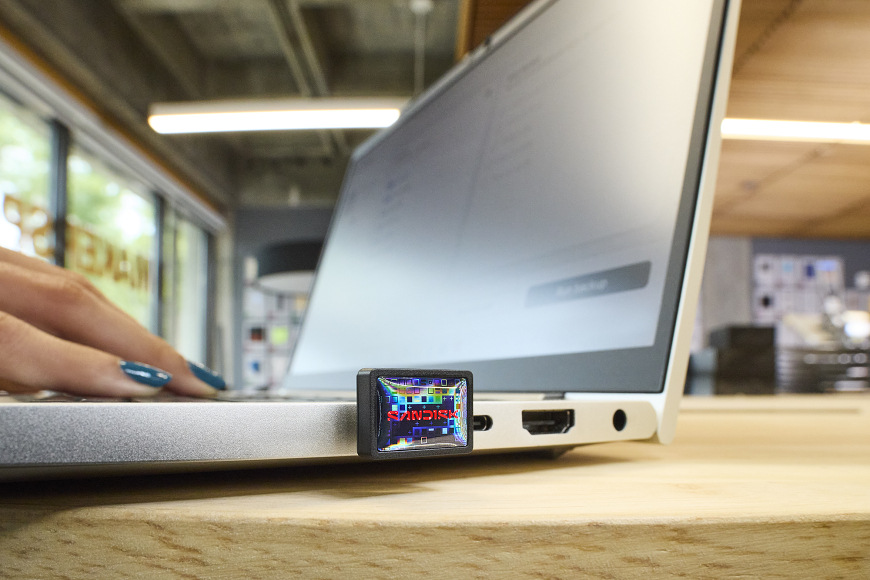 SANDISK Extreme Fit USB-C připojený k portu notebooku