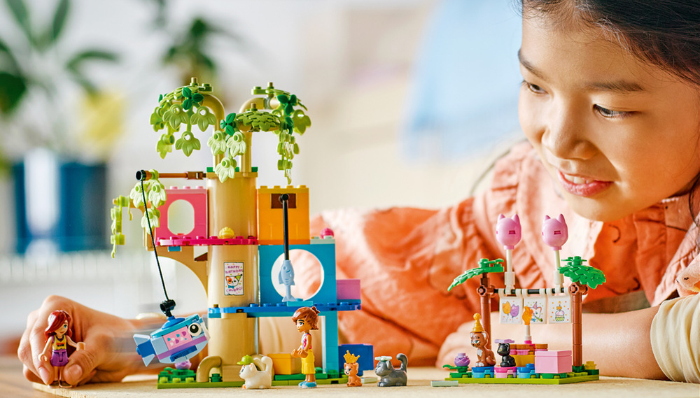 Dort, dárky, girlandy, balónky a rybí piñata promění domek na stromě v pořádnou narozeninovou párty.