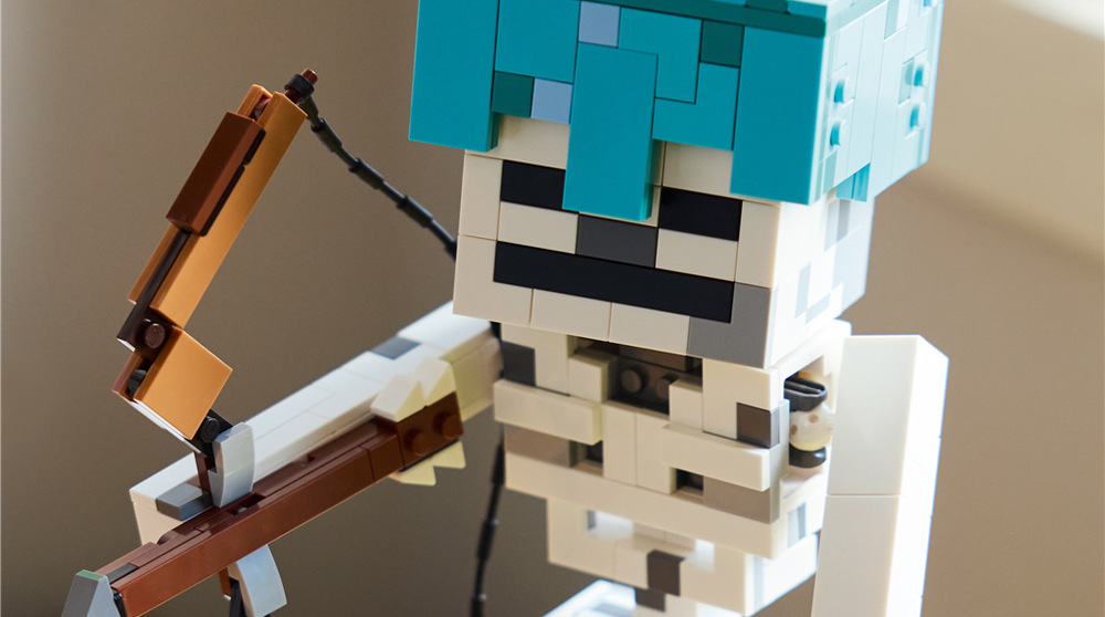 Stavebnice LEGO® Minecraft® 21594 Kostlivec Pohyblivý krk a paže umožní kostlivce nastavit do různých akčních póz s lukem a helmou.